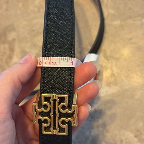 Tory Burch Britten Logo Black Tan with Gold Hardware Reversible Women's Belt - Picture 8 of 9